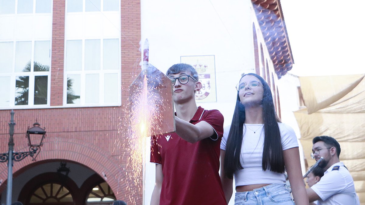 jovenes que lanzaron el chupinazo anunciador de la celebraciones patronales 2025