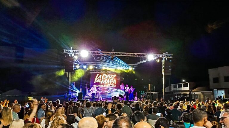 Público abarrotando el Parque Huerta Asaura durante el ArgaFest 2025 con tributos a Carrasco, Mecano y Maluma