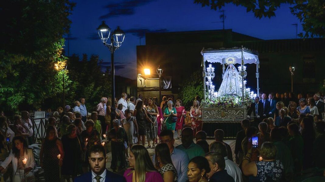 la imagen de nuestra senora del socorro en sus momentos de desfile procesional