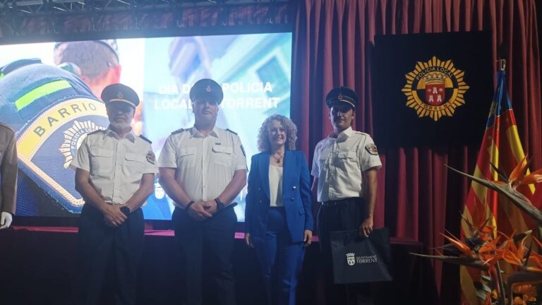 miembros de la agrupacion de pc cr con la alcaldesa amparo folgado