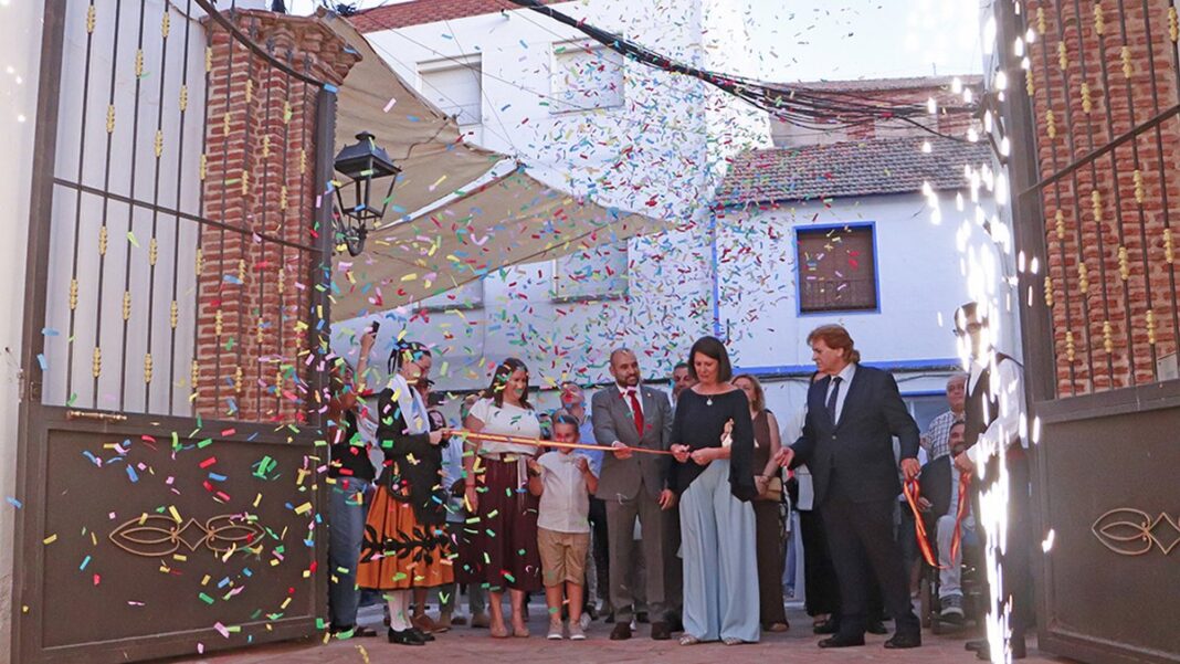 momento en que la presidenta de la hermandad de la virgen del socorro isabel fernandez corta la cinta inaugural junto a autoridades e invitados