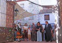 momento en que la presidenta de la hermandad de la virgen del socorro isabel fernandez corta la cinta inaugural junto a autoridades e invitados
