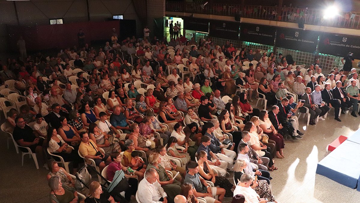 panoramica de publico que anoche asistio al acto en el centro cultural 1
