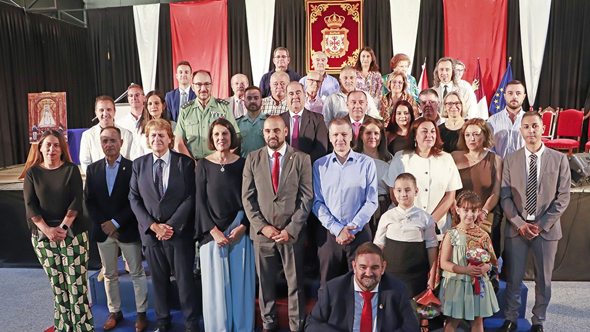 posado de pregonero junto a autoridades y demas personas distinguidas a lo largo del evento