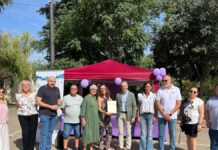 representantes de apen junto al alcalde miguel angel ruiz durante la lectura del manifiesto en puertollano