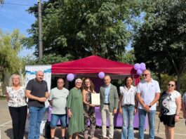 representantes de apen junto al alcalde miguel angel ruiz durante la lectura del manifiesto en puertollano