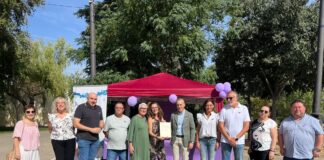 representantes de apen junto al alcalde miguel angel ruiz durante la lectura del manifiesto en puertollano
