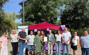 representantes de apen junto al alcalde miguel angel ruiz durante la lectura del manifiesto en puertollano