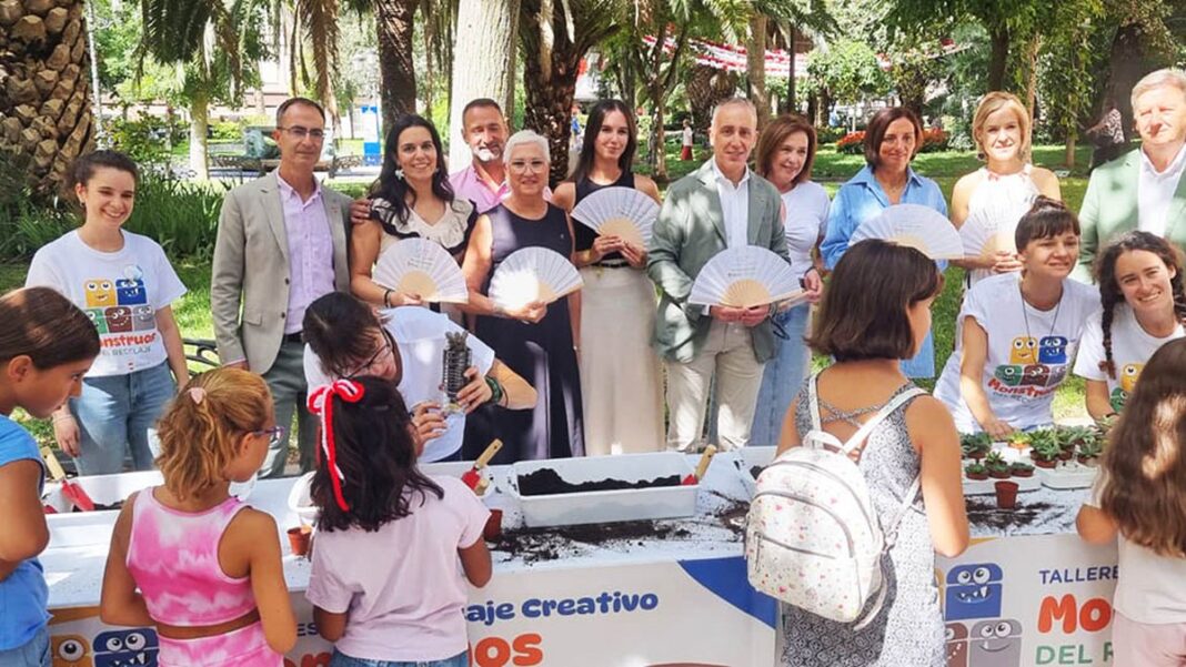 Niños participan en talleres de reciclaje creativo con botellas en el Paseo de San Gregorio durante las fiestas de Puertollano 2025