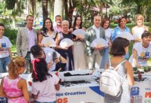 Niños participan en talleres de reciclaje creativo con botellas en el Paseo de San Gregorio durante las fiestas de Puertollano 2025
