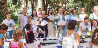 Talleres infantiles de reciclaje creativo animan el Paseo de San Gregorio en Puertollano 2025 Niños participan en talleres de reciclaje creativo con botellas en el Paseo de San Gregorio durante las fiestas de Puertollano 2025