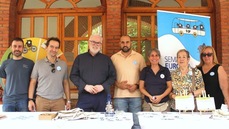 vecinos participando en actividades sobre movilidad sostenible en argamasilla de calatrava