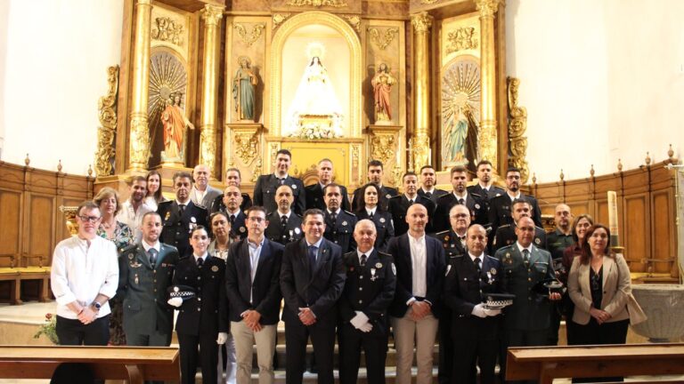 Autoridades y agentes de Policía Local durante la misa de los Santos Ángeles Custodios