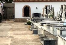 Entrada principal del Cementerio Municipal de Bolaños de Calatrava acondicionada para Todos los Santos