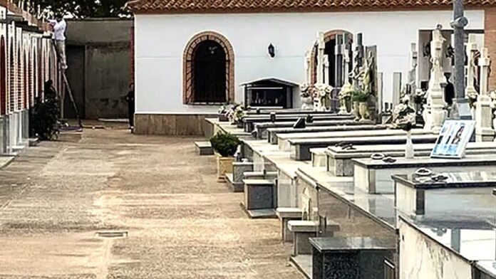 Entrada principal del Cementerio Municipal de Bolaños de Calatrava acondicionada para Todos los Santos