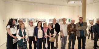 Fotografía de la exposición Tanatos en el Museo Elisa Cendrero, que muestra un cementerio desde una óptica artística