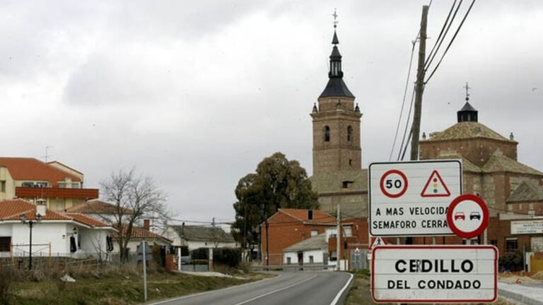 Guardia Civil y servicios sanitarios atienden a un herido por arma de fuego en Cedillo del Condado
