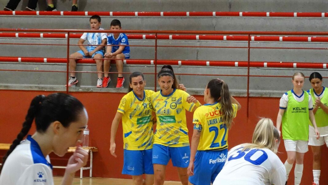 Jugadoras del CD Salesianos Puertollano celebran su victoria por 4 2 frente al Melilla Torreblanca en el arranque de liga