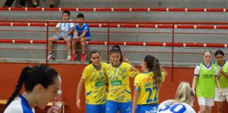 Jugadoras del CD Salesianos Puertollano celebran su victoria por 4 2 frente al Melilla Torreblanca en el arranque de liga