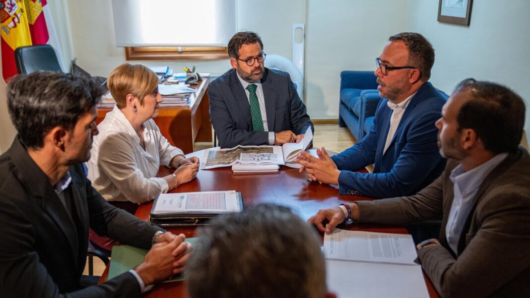 Paco Núñez junto a los alcaldes de Tomelloso y Argamasilla de Alba en una reunión sobre el suministro de agua desde el embalse de Peñarroya