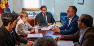 Paco Núñez junto a los alcaldes de Tomelloso y Argamasilla de Alba en una reunión sobre el suministro de agua desde el embalse de Peñarroya