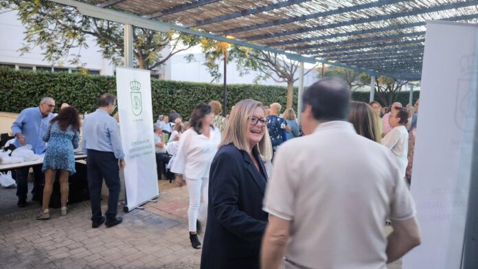 Personas mayores participan en actividades organizadas por la Oficina Municipal del Mayor en el Centro Social Larache