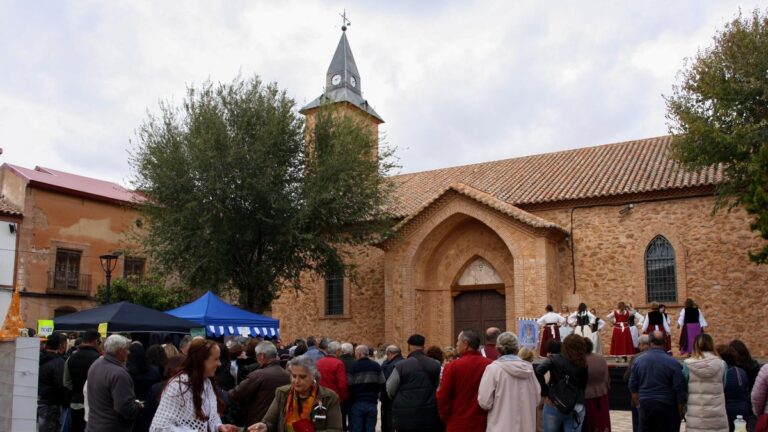 Representación teatral de la Boda Cervantina en la Plaza Mayor de Carrizosa, octubre 2025