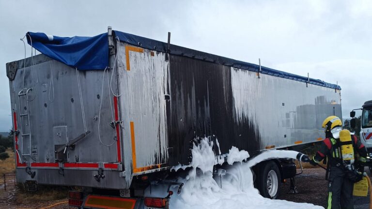 bomberos de almaden refrigeran y sellan un camion de abono sobrecalentado en la cm415