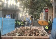 bomberos trabajan entre los escombros del edificio derrumbado en la calle de las hileras de madrid
