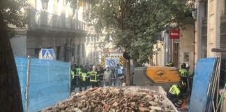 bomberos trabajan entre los escombros del edificio derrumbado en la calle de las hileras de madrid