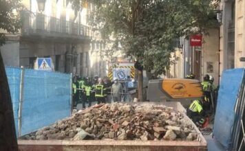bomberos trabajan entre los escombros del edificio derrumbado en la calle de las hileras de madrid