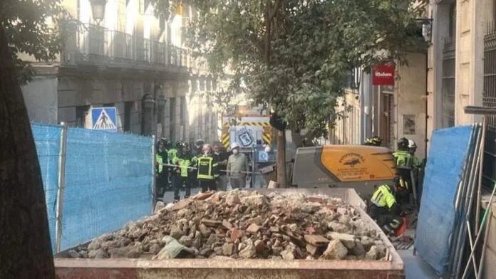 bomberos trabajan entre los escombros del edificio derrumbado en la calle de las hileras de madrid