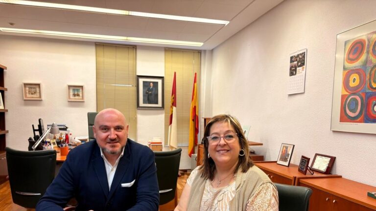 delegado de sandiad con la alacaldesa de villarrubia de los ojos