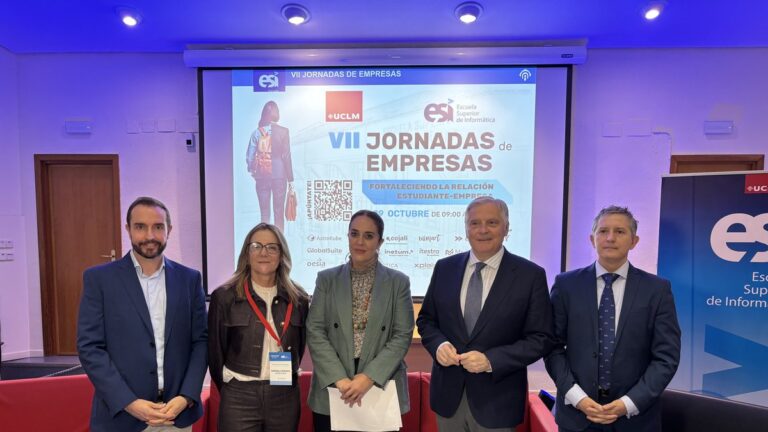 estudiantes de la escuela de informatica interactuan con empresas tecnologicas durante la vii jornada en ciudad real