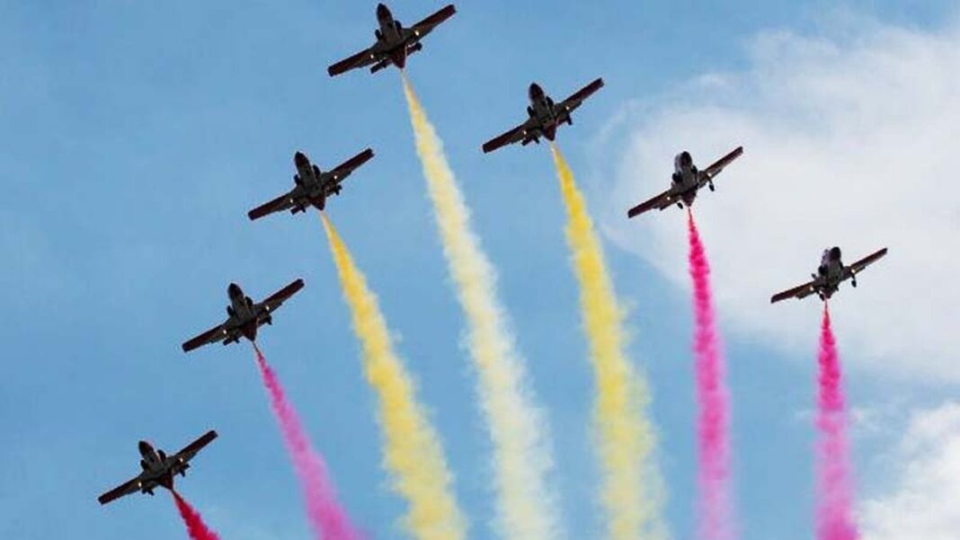 formacion de aviones del ejercito del aire sobrevolando madrid durante el desfile del 12 de octubre