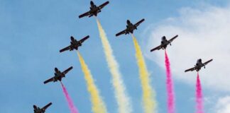 formacion de aviones del ejercito del aire sobrevolando madrid durante el desfile del 12 de octubre