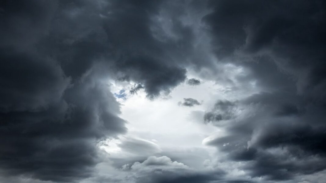 imagen de tormenta con aviso naranja en mallorca donde se esperan hasta 50 litros por metro cuadrado en una hora