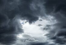 imagen de tormenta con aviso naranja en mallorca donde se esperan hasta 50 litros por metro cuadrado en una hora