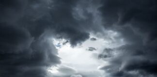 imagen de tormenta con aviso naranja en mallorca donde se esperan hasta 50 litros por metro cuadrado en una hora