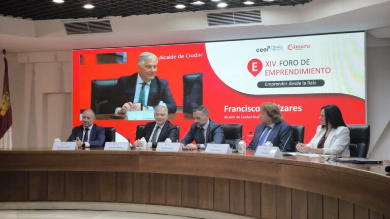 inauguracion del xiv foro de emprendimiento con representantes institucionales en ciudad real