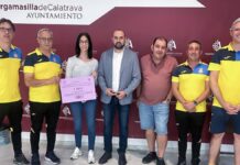 integrantes de los veteranos del calatrava y de acapei junto al alcalde entregando la recaudacion
