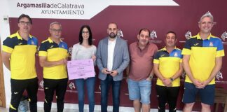 integrantes de los veteranos del calatrava y de acapei junto al alcalde entregando la recaudacion