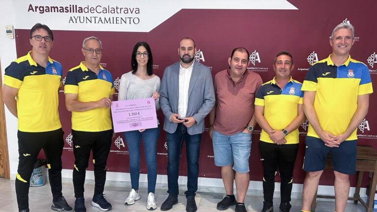 integrantes de los veteranos del calatrava y de acapei junto al alcalde entregando la recaudacion