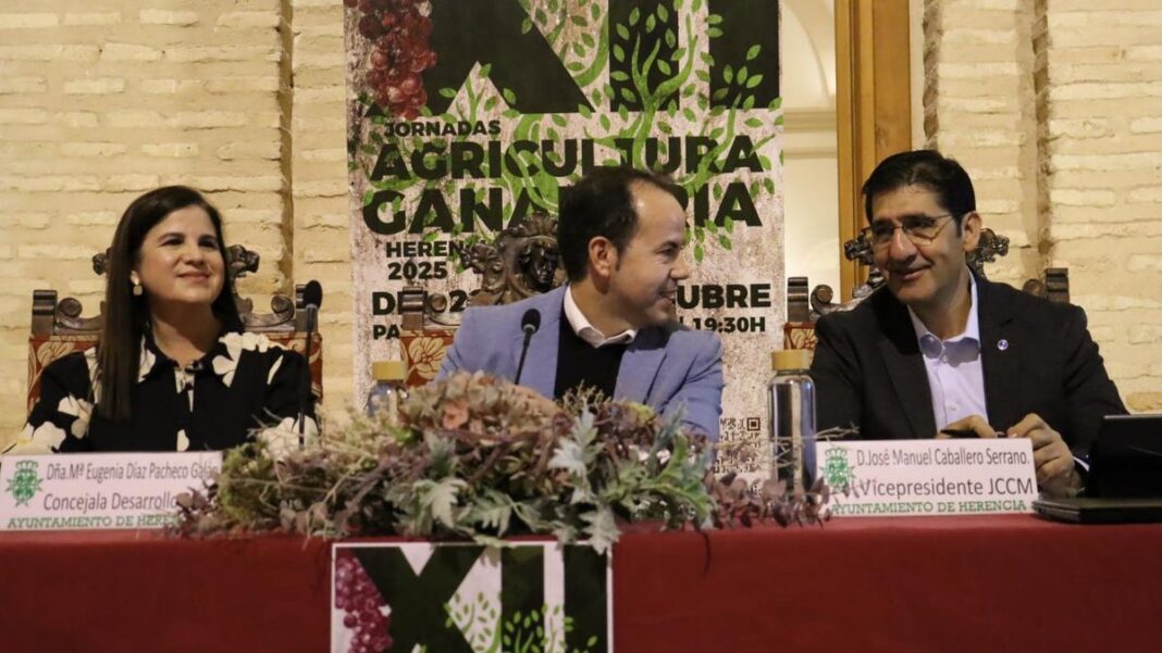 jose manuel caballero y sergio garcia navas durante la inauguracion de las jornadas agrarias en herencia
