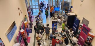 jovenes disfrutan de videojuegos y realidad virtual en la puertollano game party 2025
