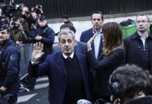 nicolas sarkozy entra en la prision la sante en paris escoltado tras ser condenado por financiacion ilegal