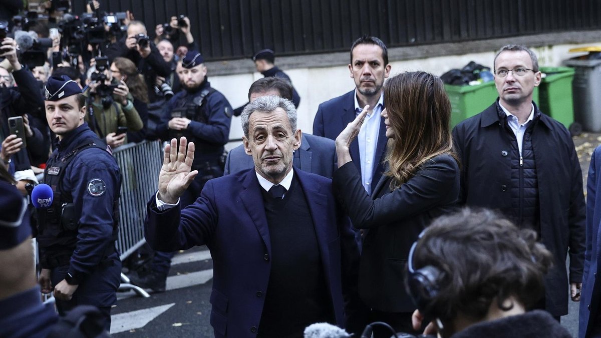 nicolas sarkozy entra en la prision la sante en paris escoltado tras ser condenado por financiacion ilegal
