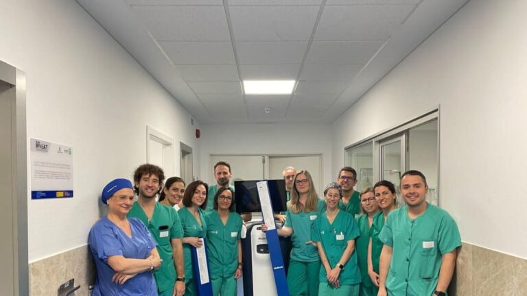 profesionales de la unidad de arritmias del hospital de talavera durante una intervencion de crioablacion