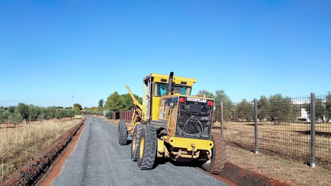 una de las maquinas trabajando ya hoy en uno de los caminos rabaneros objeto de arreglo