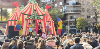 Niños y familias disfrutando de un espectáculo infantil en el Paseo de San Gregorio durante la celebración de los Derechos de la Infancia en Puertollano